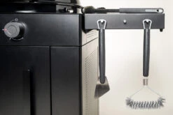 Outdoorchef Gas Kugelgrill Arosa 570 G Evo Black Style - Inkl. Blazing-/Cooking Zone Kit Plus 22 Outdoorchef Gas Kugelgrill Arosa 570 G Evo Black Style - Inkl. Blazing-/Cooking Zone Kit Plus -Camping Geschäft Outdoorchef Arosa Gas Kugelgrill 570G EVO Black Style Seitenablage 1