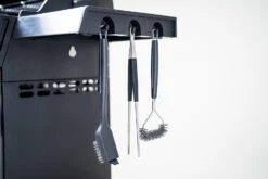 Outdoorchef Dualchef 425 G BZ Gasgrill Mit BLAZING ZONE Infrarotbrenner 32 Outdoorchef Dualchef 425 G BZ Gasgrill Mit BLAZING ZONE Infrarotbrenner -Camping Geschäft Outdoorchef Dualchef 425G BZ Detail Besteckhalter 1