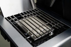 Outdoorchef Dualchef 425 G BZ Gasgrill Mit Blazing Zone Infrarotbrenner + DGS Gusseisen Grillrost 2 Stk.+ DGS Gemüse Grillrost 2 Stk. -Camping Geschäft Outdoorchef Dualchef 425G BZ Detail Blazing Zone