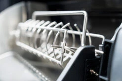 Outdoorchef Dualchef 425 G BZ Gasgrill Mit Blazing Zone Infrarotbrenner + DGS Gusseisen Grillrost 2 Stk.+ DGS Gemüse Grillrost 2 Stk. -Camping Geschäft Outdoorchef Dualchef 425G BZ Detail Heat Diffuser