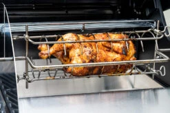 Outdoorchef Dualchef 425 G BZ Gasgrill Mit Blazing Zone Infrarotbrenner + DGS Gusseisen Grillrost 2 Stk.+ DGS Gemüse Grillrost 2 Stk. -Camping Geschäft Outdoorchef Dualchef 425G BZ Heat Diffuser Grillhaehnchen