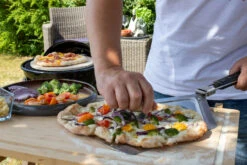 Outdoorchef Gas Kugelgrill Chelsea 420 G Pizzaofen - Pizza Chef Inkl. Grillfürst Pizzastein, Pizzaheber Und Pizzaschneider -Camping Geschäft Outdoorchef Pizzaofen Set Chelsea Grillfuerst Pizzaschneider