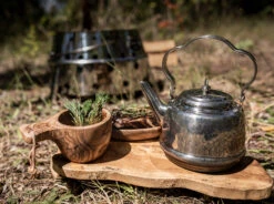 Petromax Teekessel Edelstahl Tk0.8 (800 Ml) 9 Petromax Teekessel Edelstahl Tk0.8 (800 Ml) -Camping Geschäft Petromax Edelstahl Teekessel 800ml Lifestyle02