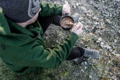 Petromax Emaille Stieltopf / 500 Ml / Schwarz 7 Petromax Emaille Stieltopf / 500 Ml / Schwarz -Camping Geschäft Petromax Emaille Stieltopf 500ml schwarz Lifestyle02