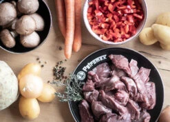 Petromax Emaille Teller / Ø22 Cm / Schwarz, 2 Stück 7 Petromax Emaille Teller / Ø22 Cm / Schwarz, 2 Stück -Camping Geschäft Petromax Emaille Teller 22cm schwarz Lifestyle02