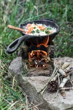 Petromax Feuerpfanne Gusseisen Fp15-t Mit Stiel -Camping Geschäft Petromax Feuerpfanne fp15 auf Hobo Kocher