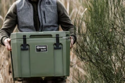 Petromax Kühlbox 25 Liter Oliv - Inkl. Sitzkissen, Haft-Unterlage Und Einsatzkorb -Camping Geschäft Petromax Kuehlbox kx25 oliv anwendung