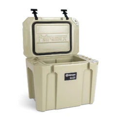 Petromax Kühlbox 25 Liter Sand - Inkl. Sitzkissen, Haft-Unterlage Und Einsatzkorb -Camping Geschäft Petromax Kuehlbox kx25 sand open