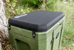 Petromax Kühlbox 50 Liter Oliv - Inkl. Sitzkissen, Haft-Unterlage Und Einsatzkorb -Camping Geschäft Petromax Kuehlbox olive Sitzkissen kx50