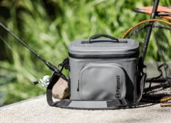 Petromax Kühltasche 8 Liter / Dunkelgrau 9 Petromax Kühltasche 8 Liter / Dunkelgrau -Camping Geschäft Petromax Kuehltasche 8Liter grau Lifestyle