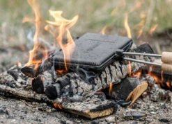 Petromax Waffeleisen Kurz 9 Petromax Waffeleisen Kurz -Camping Geschäft Petromax Waffeleisen kurz Anwendung02