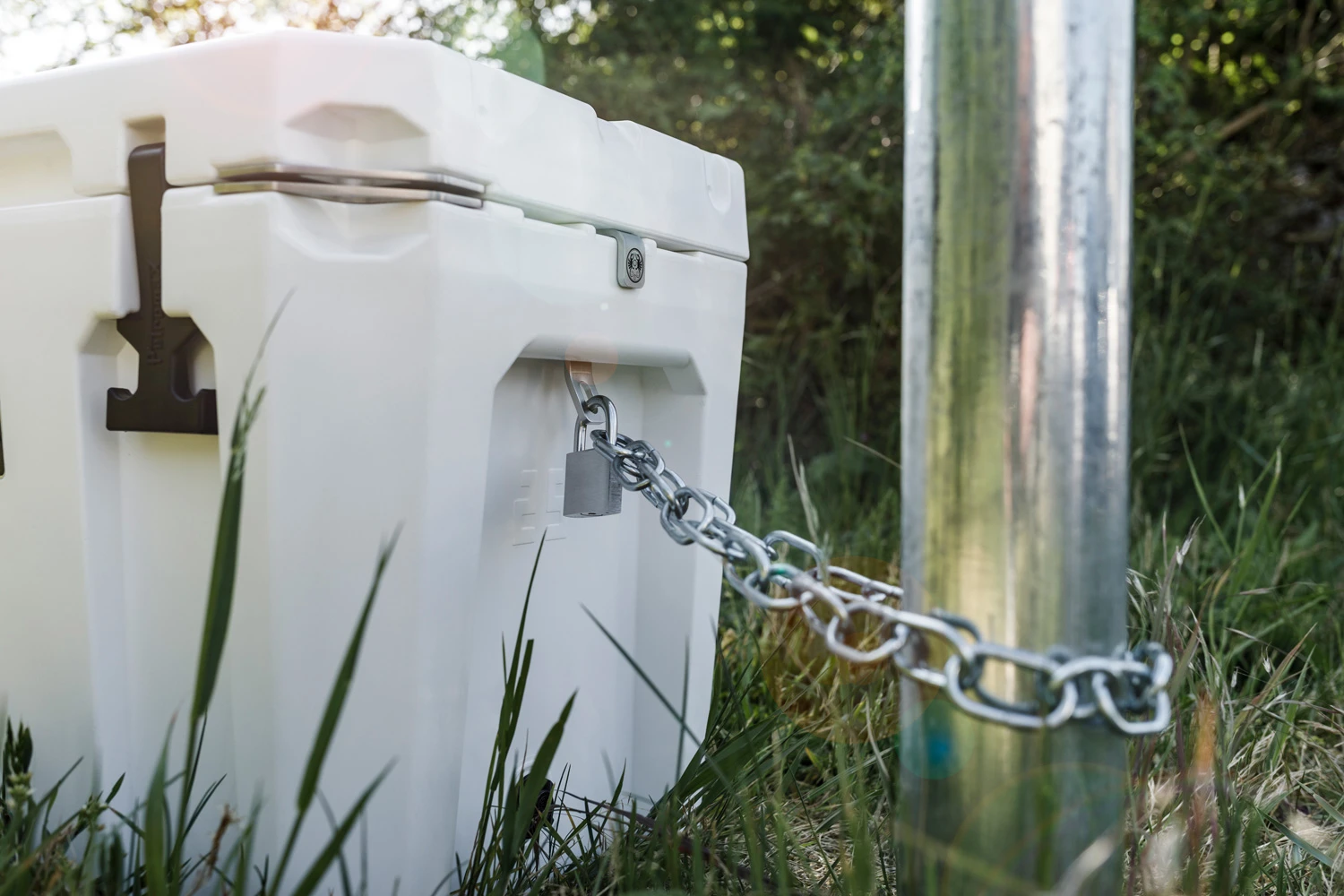 Petromax Schlosshalterung / Diebstahlsicherung Mit Flaschenöffner Für Kühlbox 4 Petromax Schlosshalterung / Diebstahlsicherung Mit Flaschenöffner Für Kühlbox – Bild 2