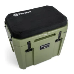 Petromax Kühlbox 25 Liter Oliv - Inkl. Sitzkissen, Haft-Unterlage Und Einsatzkorb -Camping Geschäft Petromax kx25 seat b Sitzkissen fuer Kuehlbox oliv Seat