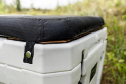 Petromax Kühlbox 50 Liter Alpenweiß - Inkl. Sitzkissen, Haft-Unterlage Und Einsatzkorb -Camping Geschäft Petromax kx50 Kuehlbox Haftunterlage Sitzkissen