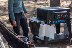 Pit Boss Plancha Grill Ultimate Plancha 2-Brenner - Mit Untergestell -Camping Geschäft Pit Boss Planchagrill 2 Brenner Seitenablage Kuechenrollenhalter