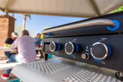 Pit Boss Plancha Grill Ultimate Plancha 3-Brenner - Mit Untergestell -Camping Geschäft Pit Boss Planchagrill 3 Brenner Temperaturregler