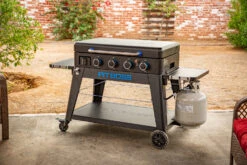 Pit Boss Plancha Grill Ultimate Plancha 4-Brenner - Mit Untergestell -Camping Geschäft Pit Boss Planchagrill Ultimate 4 Brenner Gasflaschenhalter