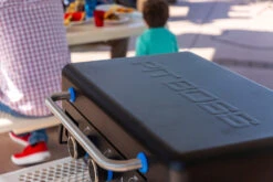 Pit Boss Plancha Grill Ultimate Plancha 3-Brenner - Mit Untergestell -Camping Geschäft Pit Boss Ultimate Plancha 3 Brenner Deckelgriff