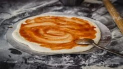 Grillfürst Pizzastein 33 Cm Mit Pizzablech -Camping Geschäft Pizzablech Teig Tomatensauce