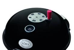 Rösle Holzkohlegrill Kugelgrill No.1 F50 Sport - FC Bayern Edition - Inkl. FC Bayern Abdeckhaube -Camping Geschäft Roesle Bayern Muenchen Kugelgrill Deckel