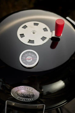 Rösle Holzkohlegrill Kugelgrill No.1 F50 Sport - FC Bayern Edition - Inkl. FC Bayern Abdeckhaube -Camping Geschäft Roesle FC Bayern Deckelthermometer Logo