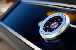 Rösle Videro G4-S VARIO+ Schwarz Gasgrill - FC Bayern Edition - Inkl. FC Bayern Abdeckhaube, Grillzange, Grillbürste Und Grillhandschuhe -Camping Geschäft Roesle FC Bayern Gasgrill Logo Deckelthermometer 3