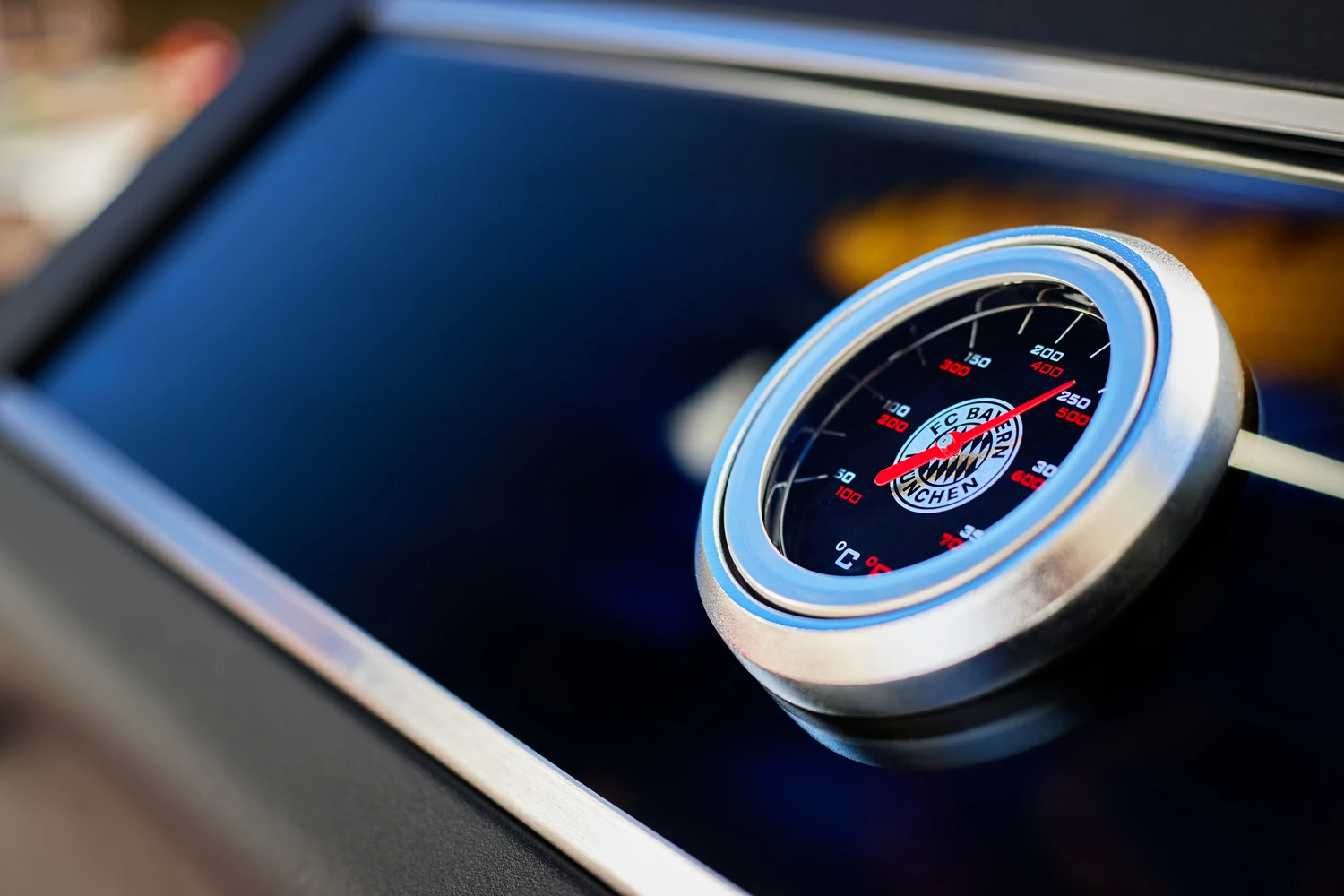 Rösle Videro G3-S VARIO+ Schwarz Gasgrill - FC Bayern Edition - Inkl. FC Bayern Abdeckhaube, Barbecue Grillzange Und Burgerpresse 13 Rösle Videro G3-S VARIO+ Schwarz Gasgrill - FC Bayern Edition - Inkl. FC Bayern Abdeckhaube, Barbecue Grillzange Und Burgerpresse – Bild 11