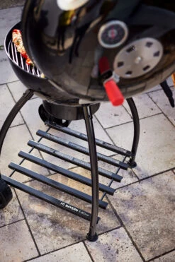 Rösle Holzkohlegrill Kugelgrill No.1 F50 Sport - FC Bayern Edition - Inkl. FC Bayern Abdeckhaube -Camping Geschäft Roesle FC Bayern Kugelgrill Schriftzug Untergestell