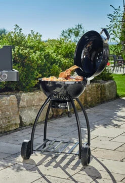 Rösle Holzkohlegrill Kugelgrill No.1 F50 Sport - FC Bayern Edition -Camping Geschäft Roesle FC Bayern Muenchen Grill Holzkohle Kugelgrill 1