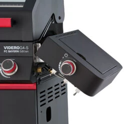 Rösle Videro G4-S VARIO+ Schwarz Gasgrill - FC Bayern Edition -Camping Geschäft Roesle Gasgrill Videro FC Bayern Detail Seitenablage 1