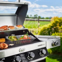 Rösle Gasgrill Videro G4-S VARIO+ Schwarz - Modell 2023 - X-DEAL Inkl. Abdeckhaube, Grillplatte Und Drehspieß -Camping Geschäft Roesle Gasgrill Videro G4 S Mood Grillflaeche 3