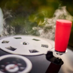 Rösle Holzkohlegrill Kugelgrill No.1 F50 Sport - FC Bayern Edition - Inkl. FC Bayern Abdeckhaube -Camping Geschäft Roesle Holzkohle Kugelgrill Sport F50 FC Bayern Detail