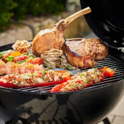 Rösle Holzkohlegrill Kugelgrill No.1 F50 Sport - FC Bayern Edition -Camping Geschäft Roesle Holzkohle Kugelgrill Sport F50 FC Bayern Grillgut 1