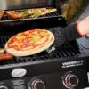 Rösle Vario Grillrost Einsatz: Pizzastein Aus Cordierit Ø 30 Cm - FC Bayern Edition -Camping Geschäft Roesle Pizzastein Grillhandschuh FC Bayern Lifestyle 1