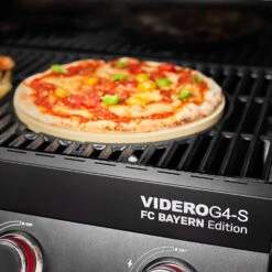 Rösle Vario Grillrost Einsatz: Pizzastein Aus Cordierit Ø 30 Cm - FC Bayern Edition -Camping Geschäft Roesle Vario Pizzastein rund FC Bayern Anwendung