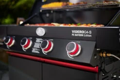 Rösle Videro G4-S VARIO+ Schwarz Gasgrill - FC Bayern Edition -Camping Geschäft Roesle Videro FC Bayern Edition Bedienblende G4 S 1