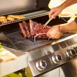 Rösle Gasgrill Videro G4 Edelstahl - Modell 2023 8 Rösle Gasgrill Videro G4 Edelstahl - Modell 2023 -Camping Geschäft Roesle Videro G4 Edelstahl Gasgrill Station Mood 1