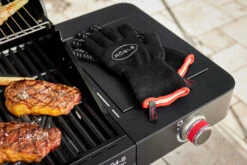 Rösle Videro G4-S VARIO+ Schwarz Gasgrill - FC Bayern Edition - Inkl. FC Bayern Abdeckhaube, Grillzange, Grillbürste Und Grillhandschuhe -Camping Geschäft Roesle Videro G4 S Seitenkocher Bayern Grill