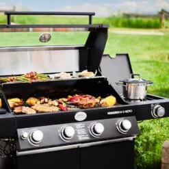 Rösle Gasgrill Videro G4-S Vario+ Nero Schwarz - Modell 2023 - X-DEAL Inkl. Abdeckhaube, Grillplatte Und Drehspieß -Camping Geschäft Roesle Videro G4 S Vario NERO matt schwarz Grillflaeche 1