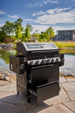 Rösle Gasgrill Videro Pro G6-S Vario+ Mattschwarz - Modell 2023 -Camping Geschäft Roesle Videro Pro G6 S Seitenablagen abgeklappt