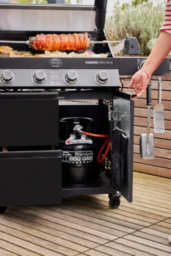 Rösle Gasgrill Videro Pro G4-S Vario+ Mattschwarz - Modell 2023 17 Rösle Gasgrill Videro Pro G4-S Vario+ Mattschwarz - Modell 2023 -Camping Geschäft RoesleVidero Pro G4 S Detail Gasflasche Unterschrank
