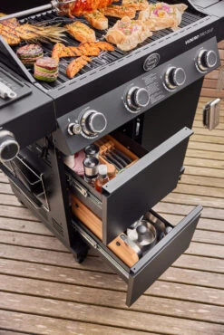 Rösle Gasgrill Videro Pro G4-S Vario+ Mattschwarz - Modell 2023 18 Rösle Gasgrill Videro Pro G4-S Vario+ Mattschwarz - Modell 2023 -Camping Geschäft RoesleVidero Pro G4 S Detail Unterschrank Schubladen