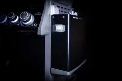 Napoleon Rogue SE 525 Gasgrill - All-black - Mit Edelstahlrosten, Sizzle Zone Und Heckbrenner - Grillfürst Edition Inkl. Abdeckhaube Im Karton - Modell 2022 -Camping Geschäft Seitenablage abgeklappt all black 3