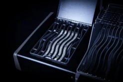 Napoleon Rogue SE 525 Gasgrill - All-black - Mit Edelstahlrosten, Sizzle Zone Und Heckbrenner - Grillfürst Edition Inkl. Abdeckhaube Im Karton - Modell 2022 -Camping Geschäft Sizzle Zone All Black 3