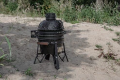 The Bastard Keramikgrill Classic Small - Schwarz Glänzend - Modell 2023 -Camping Geschäft The Bastard Classic Small Kamado Grill Strand