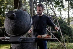 The Bastard Keramikgrill Urban XL - Complete - Schwarz Matt - Modell 2023 21 The Bastard Keramikgrill Urban XL - Complete - Schwarz Matt - Modell 2023 -Camping Geschäft The Bastard Keramikgrill Urban XL Deckelscharnier