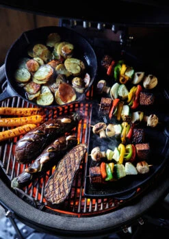 The Bastard Keramikgrill Urban Medium - Complete - Schwarz Matt - Modell 2023 -Camping Geschäft The Bastard Medium Grillflaeche Pfanne