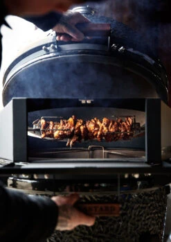 The Bastard Rotisserie & Pizza Set Large Inkl. Drehspieß Und Pizzastein -Camping Geschäft The Bastard Pizzaofen Klappe BB507