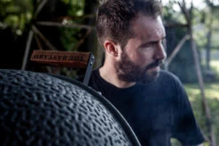 The Bastard Keramikgrill Urban Large - Complete - Schwarz Matt - Modell 2023 27 The Bastard Keramikgrill Urban Large - Complete - Schwarz Matt - Modell 2023 -Camping Geschäft The Bastard Urban Large Keramikgrill matter Look