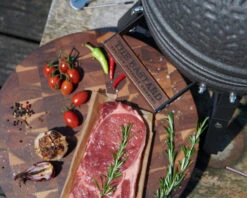 The Bastard Keramikgrill Urban Small - Schwarz Matt - Modell 2023 -Camping Geschäft The Bastard Urban Small Keramikgrill Deckelgriff